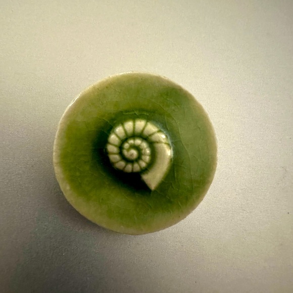 Artisan NAUTILUS SHELL CERAMIC POTTERY HANDMADE TILE AMMONITE Brooch Pin OOAK - Picture 3 of 4